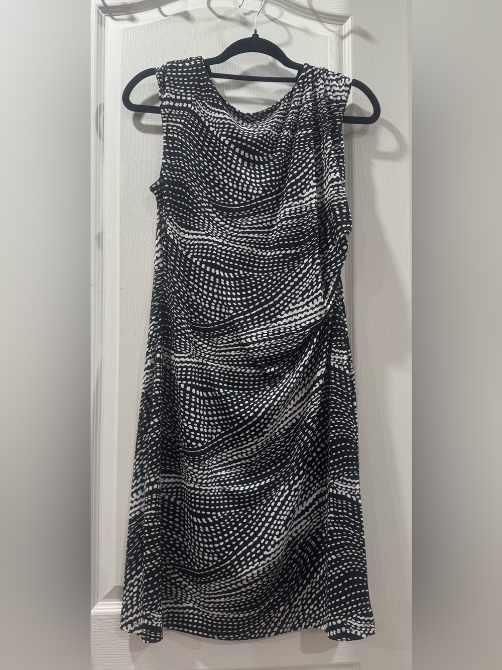 Sleeveless Black & White Midi Dress with Modern Dot Wave Print